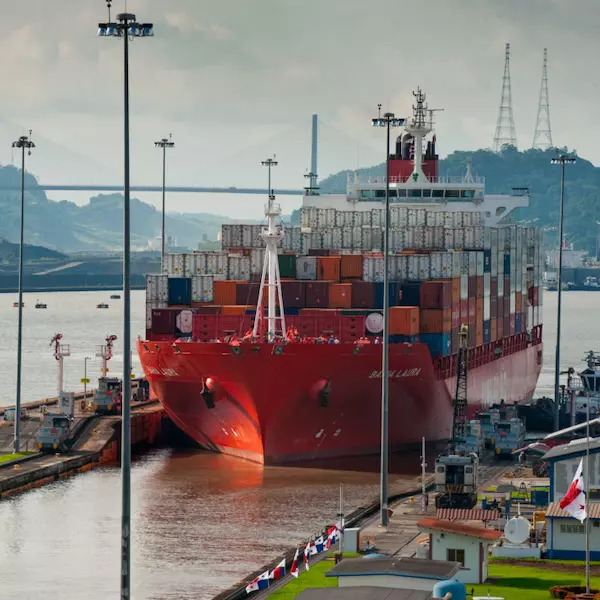 Barco portacontenedores transitando el Canal de Panamá en una de sus esclusas