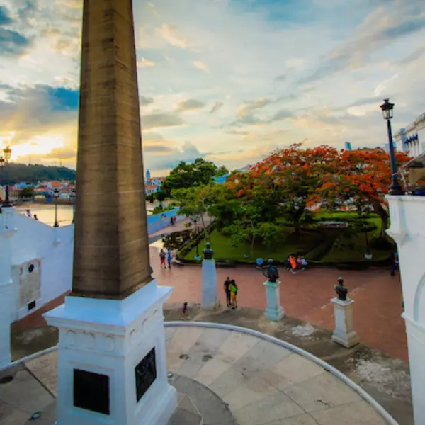 Plaza Francia del Casco Antiguo de Panamá con vista a monumentos y bustos de personalidades importantes