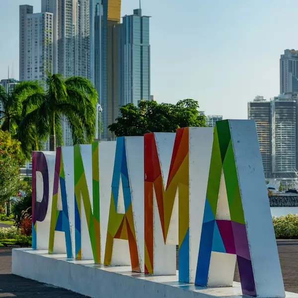 Cartel de la palabra Panamá a colores en la costanera de la cinta costera Panamá