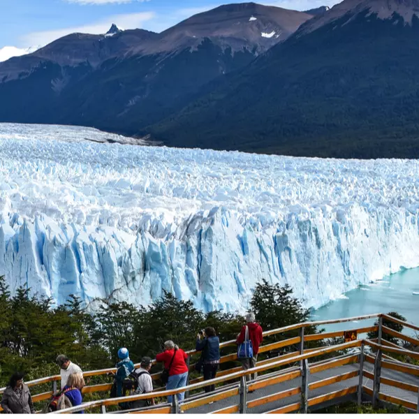 Vista aérea del Glaciar Perito Moreno y pasarelas El Calafate Argentina
