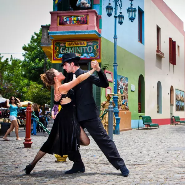 Pareja de tango frente a una esquina de Caminito en La Boca Buenos Aires ARgentina