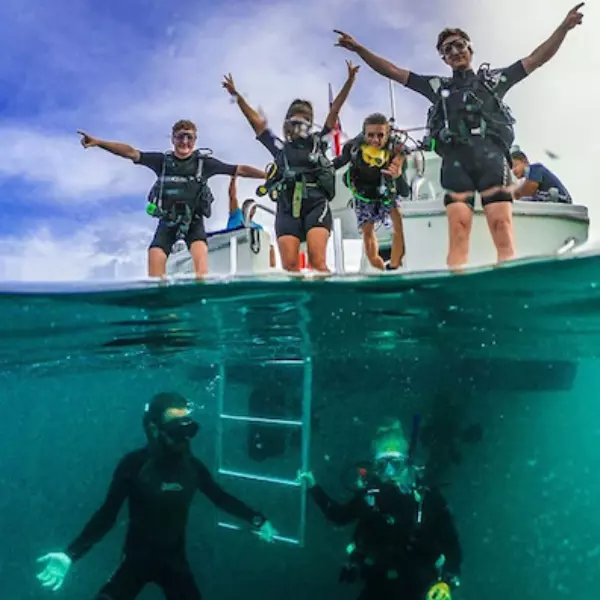 Personas de buceo con todo su equipo y sobre un barco en el mar de Bocas del Toro