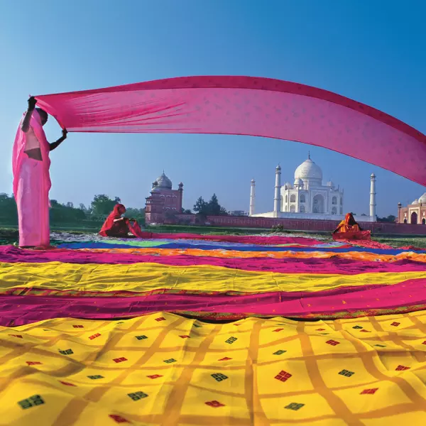 Mujeres con saris de colores frente al Taj Mahal en Agra India