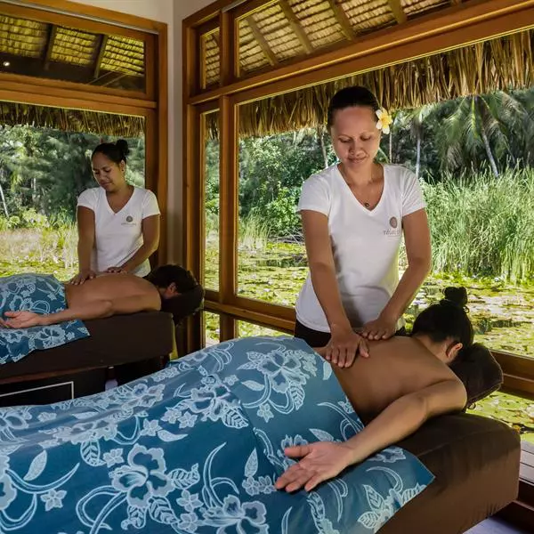 Dos personas haciendose masajes en spa de Bora Bora en Polinesia Francesa